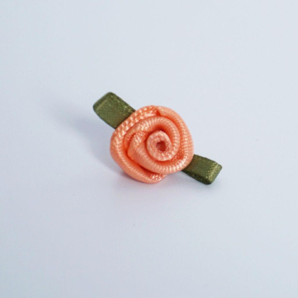 Satinröschen klein apricot mit grün 1Stk.